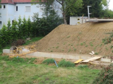 Die Stützmauer, die zur Errichtung einer Wohnung in Tiefgaragenebene dient und im alten Bauplan so nicht vorgesehen ist.